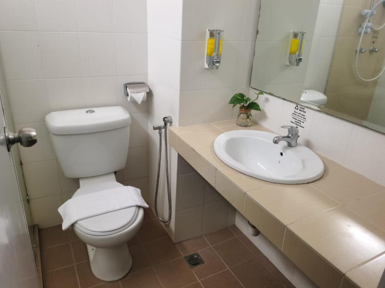 Lovita Hotel Куантан Экстерьер фото