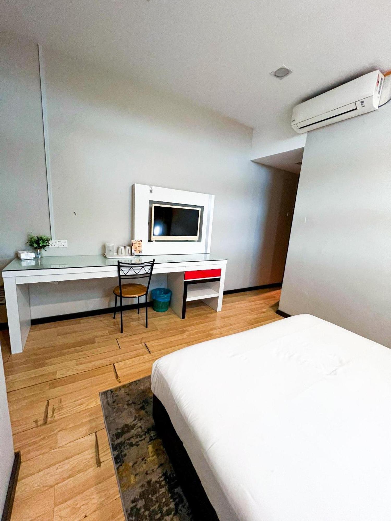 Lovita Hotel Куантан Экстерьер фото